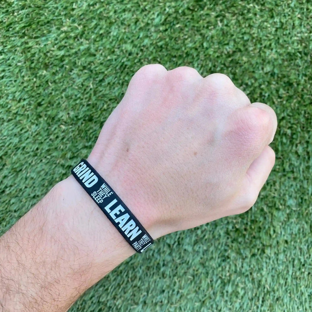 GRIND LEARN LIVE Wristband kaufen - Elite Athletic Gear Armbänder - Fitness Onlineshop