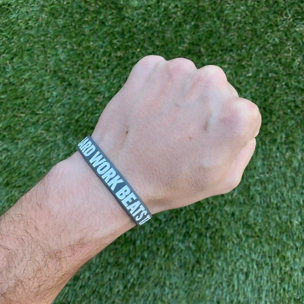 HARD WORK BEATS TALENT Wristband kaufen - Elite Athletic Gear Armbänder - Fitness Onlineshop