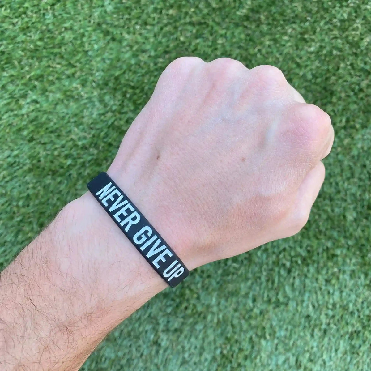 NEVER GIVE UP Wristband kaufen - Elite Athletic Gear Armbänder - Fitness Onlineshop