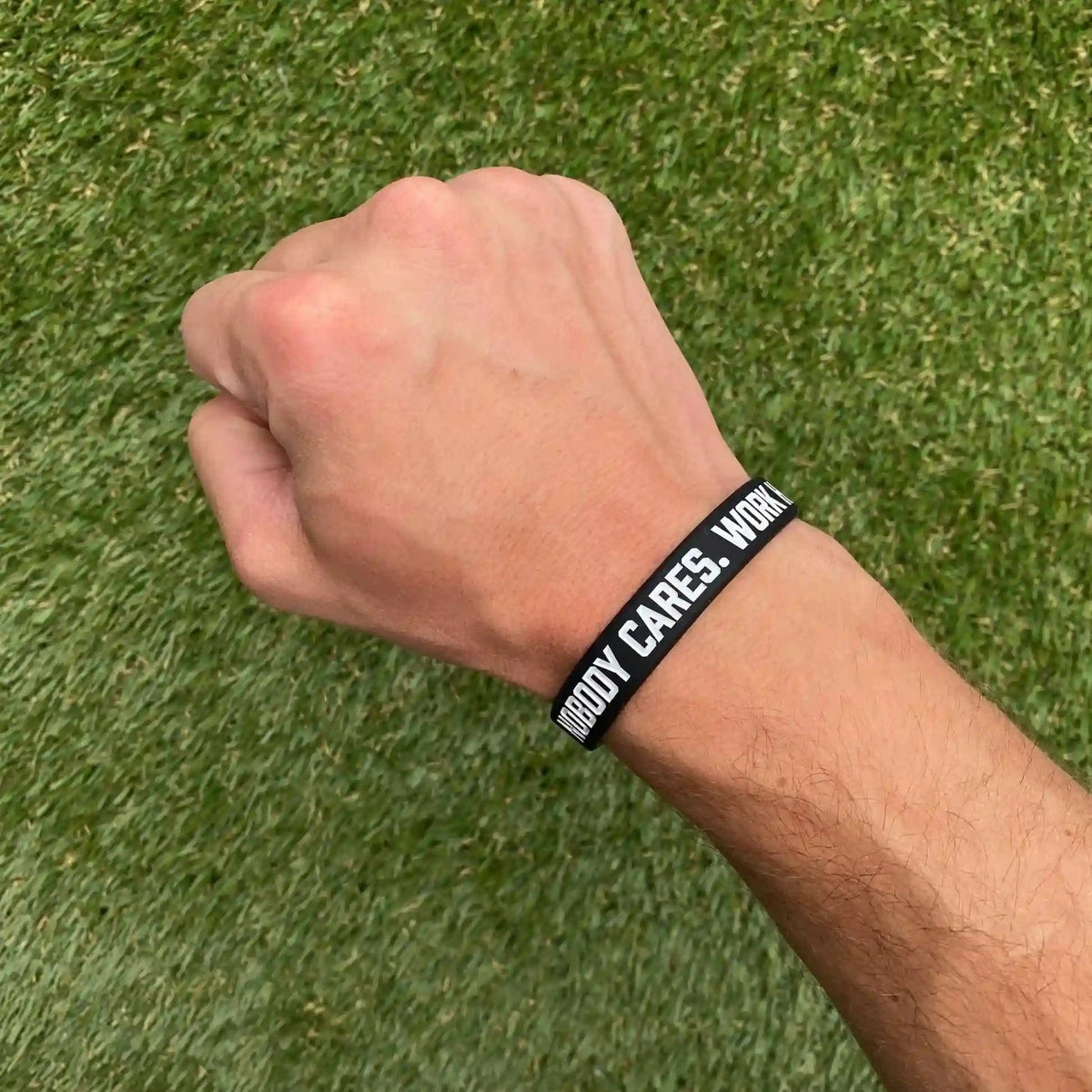 NOBODY CARES. WORK HARDER. Wristband kaufen - Elite Athletic Gear Armbänder - Fitness Onlineshop