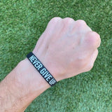 NEVER GIVE UP Wristband kaufen -  Elite Athletic Gear Armbänder  - Fitness Onlineshop