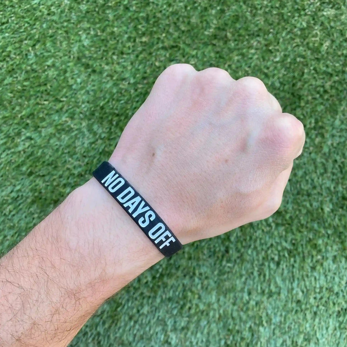 NO DAYS OFF Wristband kaufen -  Elite Athletic Gear Armbänder  - Fitness Onlineshop